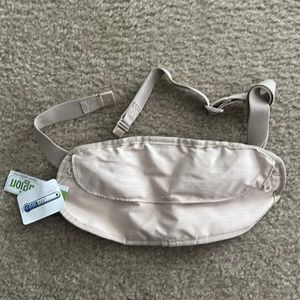 Fanny pack with 2 zippers and Velcro to close